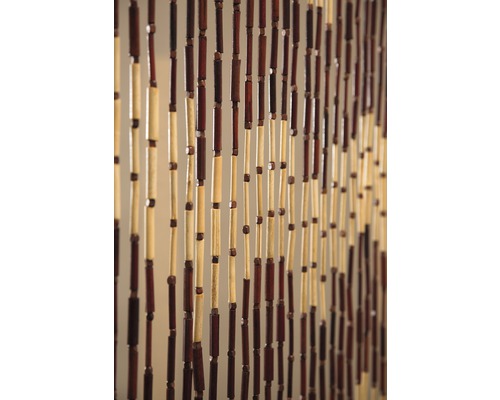 Decoratieve deur met houten kralengordijn