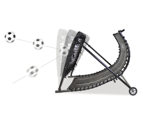 Voetbal terugspeelwand met bal