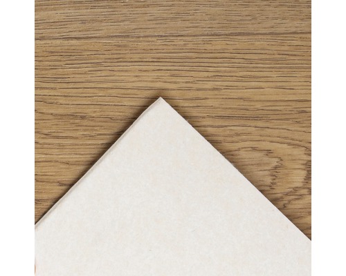 Keramische tegel op houten vloer