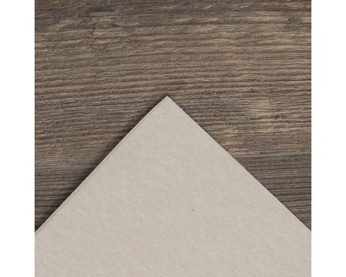 Beige vloertegel op houten ondergrond