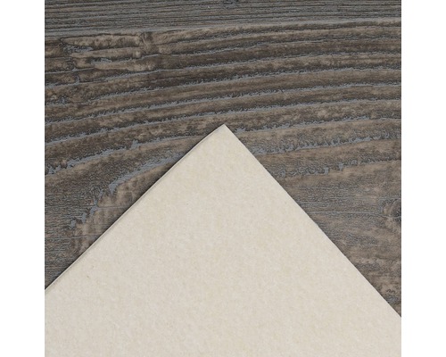 Detailopname van een beige isolatieplaat op een houten ondergrond