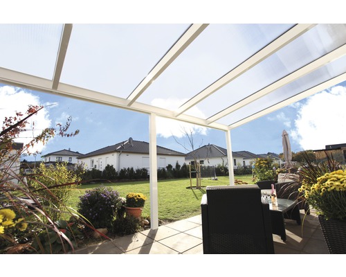 Terras met terrasoverkapping en tuinmeubelen