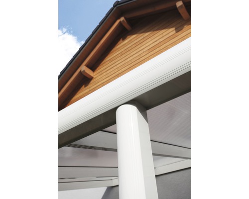 Detailopname van een terrasoverkapping met houten huis op de achtergrond