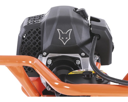 Detailopname van de motor van een grondverdichtingsmachine met het logo van de fabrikant