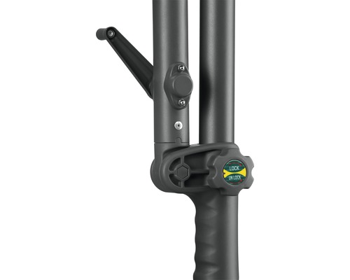 Detailopname van een parasolvoet met slinger, sluiting en handgreep