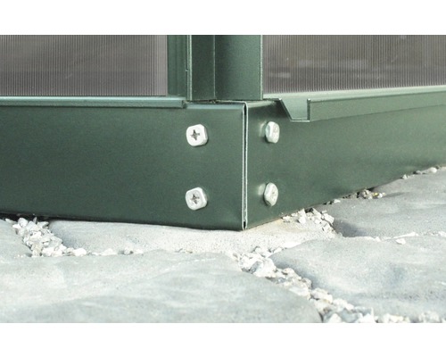 Detailopname van een metalen kasframe met schroefbevestiging op een stenen vloer