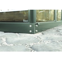 Detailopname van een kasfundering met schroeven op stenen bestrating