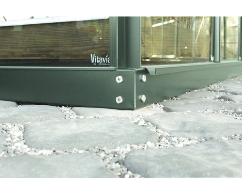 Detailopname van een metalen kas met schroeven op een stenen bestrating