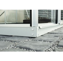 Detailopname van een metalen kasfundering op een stenen vloer