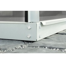 Detailopname van een kasconstructie met schroeven op een stenen ondergrond