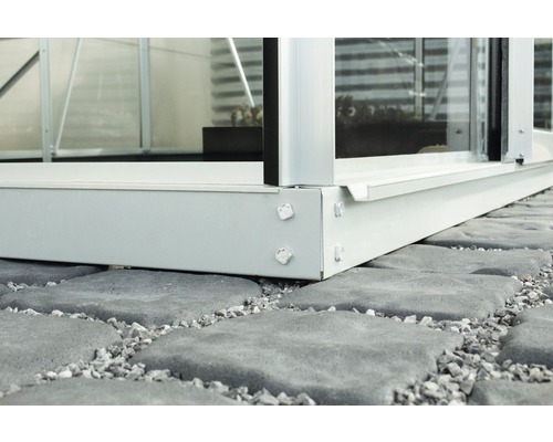 Detailopname van de fundering van een kas op een stenen vloer