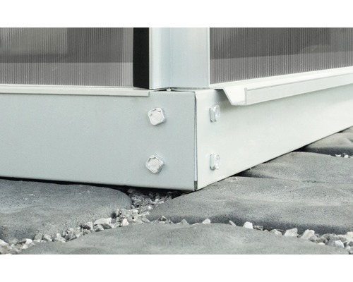 Detailopname van een kasconstructie met schroefbevestiging aan de fundering