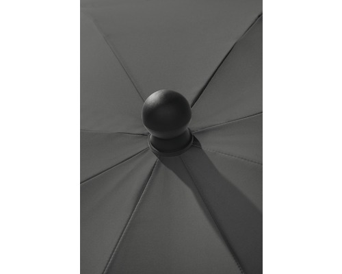 Detailopname van een parasol met stoffen bekleding en knop