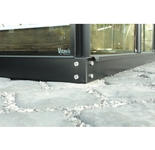 Detailopname hoek van een kas met schroeven