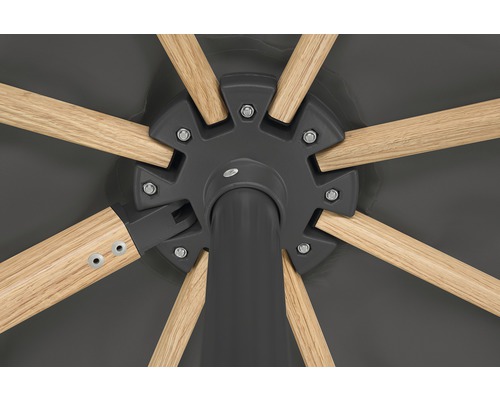 Detailopname van een parasol met houten ribben en een grijze middenstang
