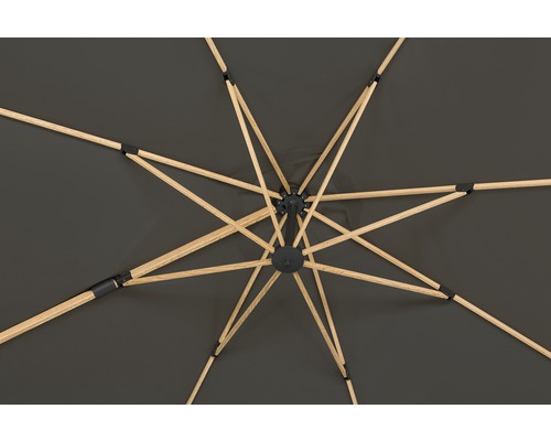 Onderkant van een open parasol met houten baleinen