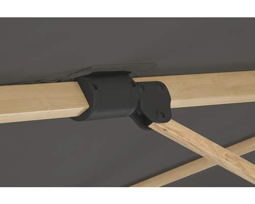 Detailopname van een parasol met houten frame en zwarte houder