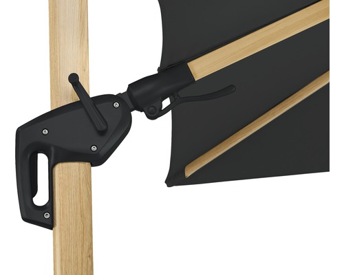 Gedetailleerde opname van een zwarte parasol met houten frame en zwarte beugel op een houten paal