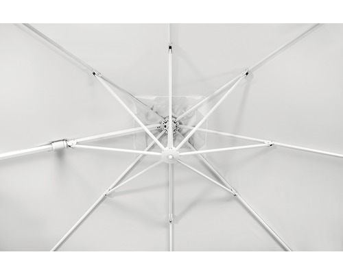 Onderaanzicht van een parasol met metalen frame