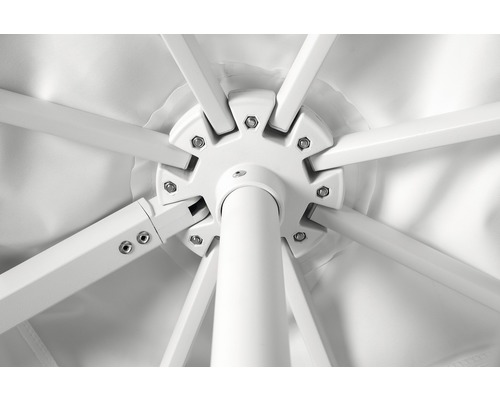 Detailaanzicht van de witte onderkant van een parasol met baleinen en middenstok