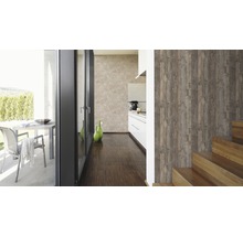 Lichte, georganiseerde binnenruimte met houten vloer, trap en een wandbehang met houtlook.