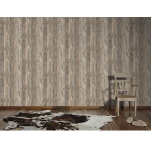 Woonkamer met houten lambrisering, stoel en diervormig tapijt