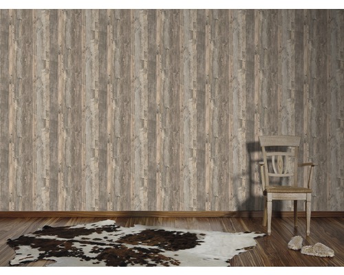 Woonkamer met houten lambrisering, stoel en diervormig tapijt