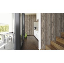 Lichte ruimte met houten lambrisering, trap, keuken en buitenterras.