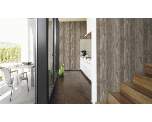 Lichte ruimte met houten lambrisering, trap, keuken en buitenterras.