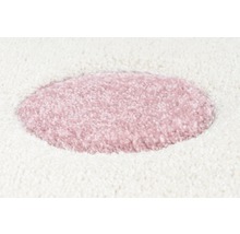Detailweergave van een vloerkleed met stippenpatroon