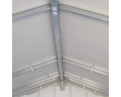 Dakconstructie van een tuinhuis met balken en stutten