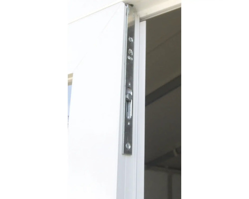 Detailopname van een wit raam met een zilverkleurige raamsluiting.