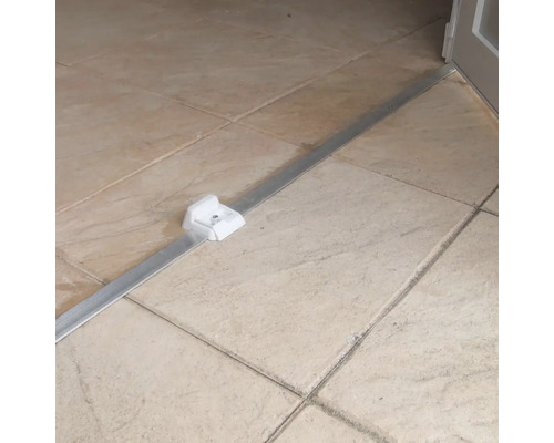 Aluminium overgangsprofiel met bevestiging op een tegelvloer.