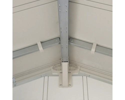 Binnenaanzicht van een tuinhuis met metalen dakconstructie