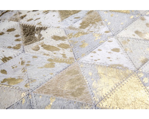 Vloerkleed van koeienhuid met geometrisch patroon