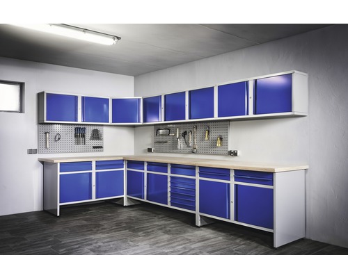 Werkplaats met blauwe werkplaatskasten, werkbank en gereedschapswand