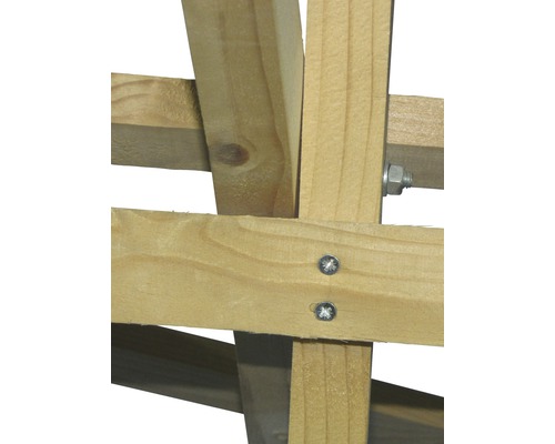 Detailopname van een houten constructie met schroeven en moeren