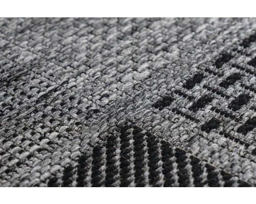 Close-up van een grijs tapijt met zwart patroon