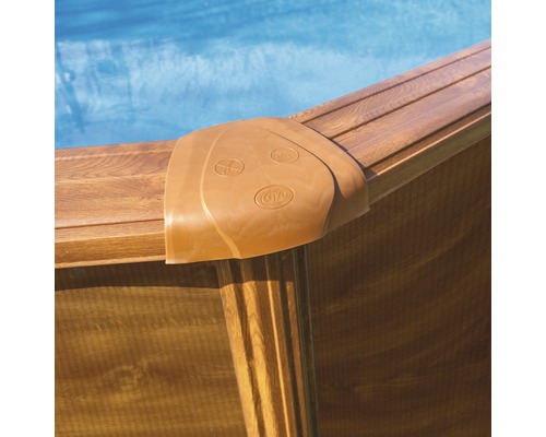 Detailweergave van een zwembad met houten bekleding en een hoek van kunststof