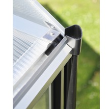 Detailopname van een kas met aluminium frame en regenpijp