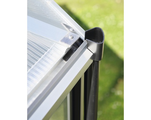 Detailopname van een kas met aluminium frame en regenpijp