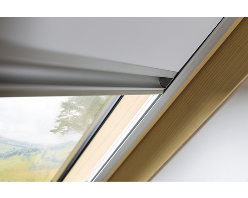 Detail van een dakraam met rolgordijn