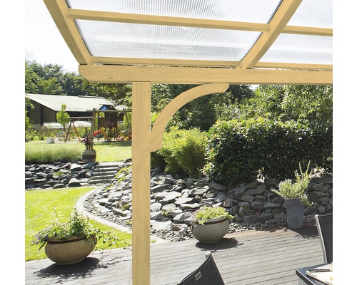Houten terras met overkapping en uitzicht op de tuin