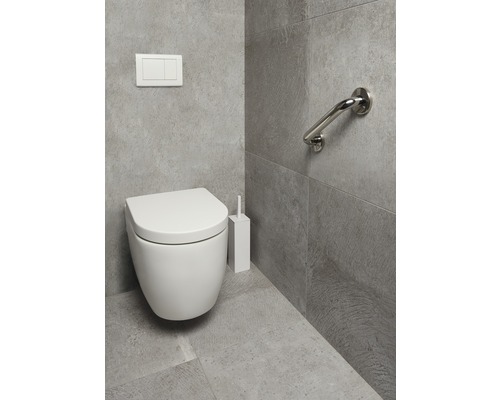 Moderne badkamer met wandcloset, bedieningspaneel, handgreep en toiletborstel