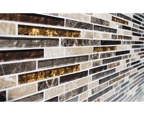 Mozaïektegelwand met rechthoekige tegels in verschillende tinten