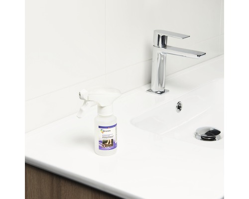 Sprayfles met reiniger op een wastafel