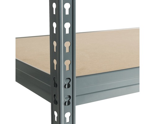 Detail van een stellingkast met metalen frame en houten planken