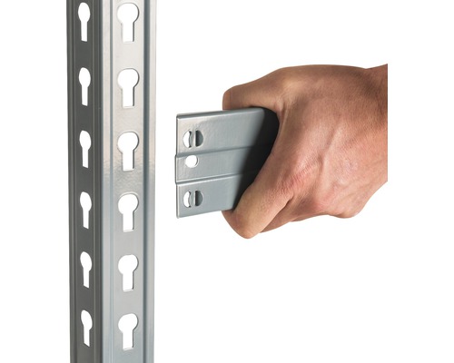 Detail van een rek met een hand die een plank installeert