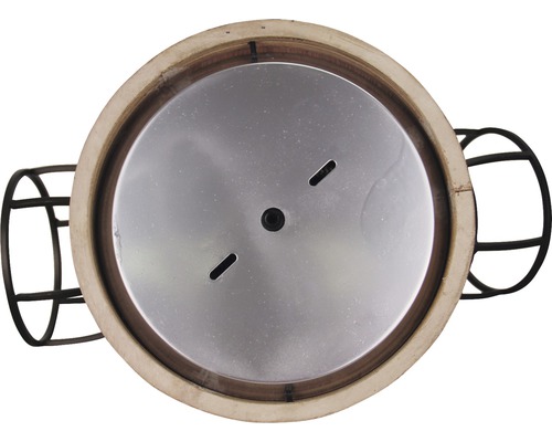 Bovenaanzicht van een keramische barbecue met metalen plaat en handvat