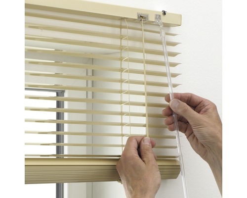 Close-up van een persoon die een jaloezie bedient